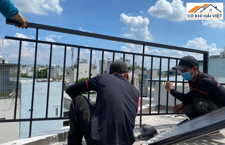 Hình ảnh thợ cơ khí đang thi công lắp đặt lan can sân thượng