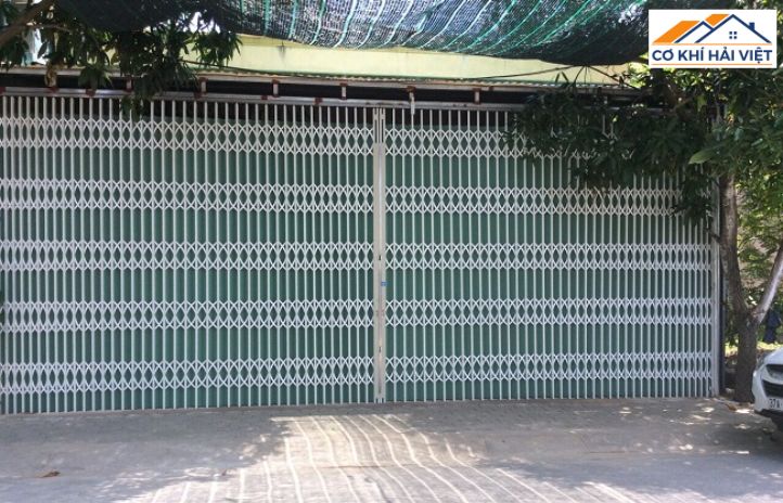 Mẫu cửa sắt kéo 2 cánh xếp gọn về hai bên cho một cửa hàng có mặt tiền rộng