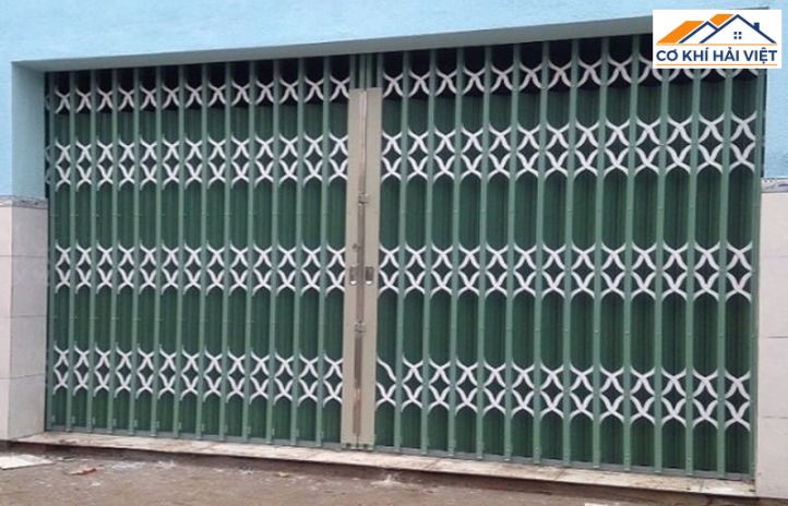 Bộ cửa sắt kéo được Cơ khí Hải Việt hoàn thiện tại công trình nhà phố với nan kéo đều và hệ ray chạy mượt