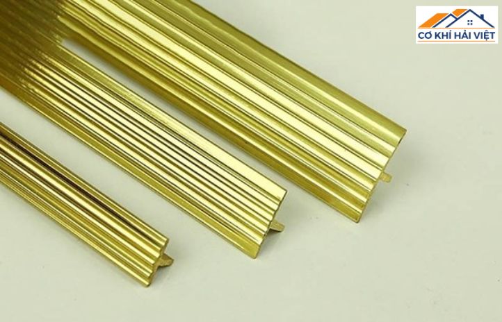 Cận cảnh một mẫu nẹp cửa sắt trang trí với hoa văn cổ điển được ốp trên bề mặt cửa pano