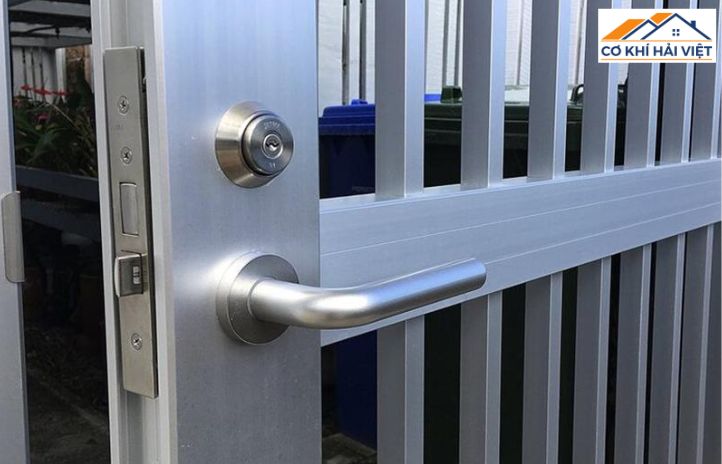 Cận cảnh ổ khóa âm được lắp đặt gọn gàng bên trong đố cửa sắt hộp