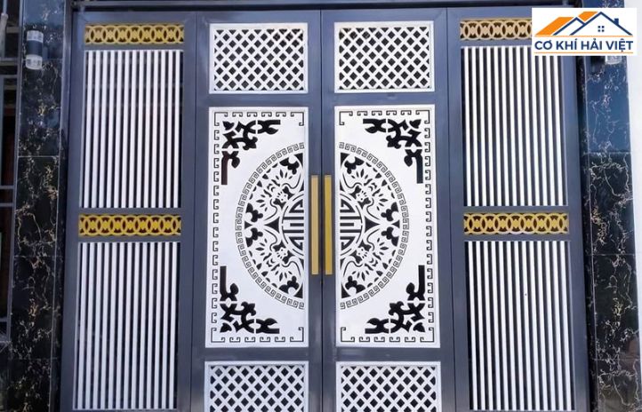 Cận cảnh bề mặt sơn tĩnh điện của cửa cổng sắt chống gỉ sét