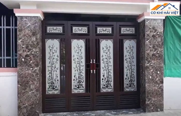 Cửa cổng sắt giá rẻ 4 cánh có pano tôn do Cơ khí Hải Việt thi công