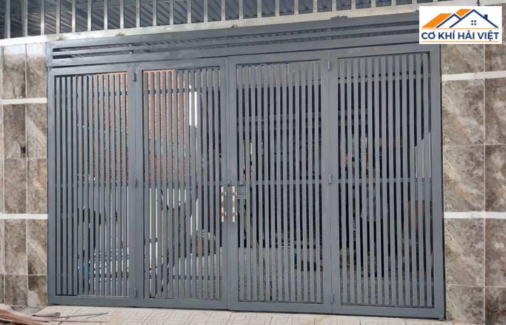 Cửa lùa sắt màu ghi xám hiện đại cho nhà phố