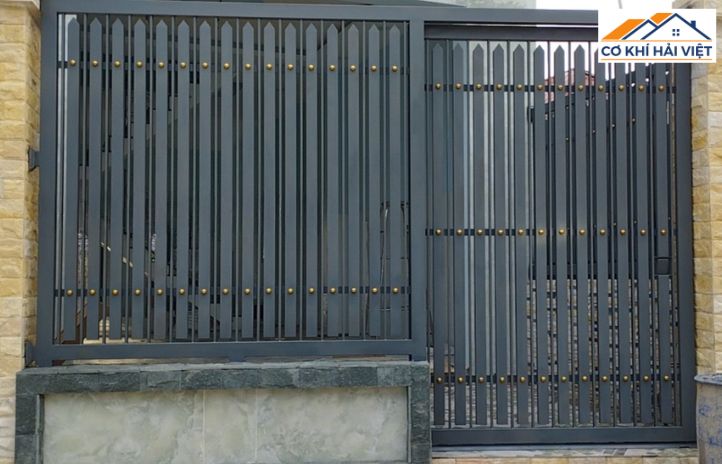 Mẫu cửa sắt trượt quay 1 cánh chính và 1 cánh phụ