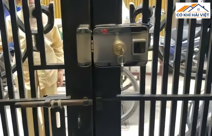 Một bộ khóa cổng lớn với tay nắm dài và chốt khóa to bản, chuyên dụng cho cửa cổng sắt 2 cánh