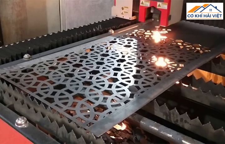 Cận cảnh máy cắt CNC đang gia công hoa văn trên tấm sắt
