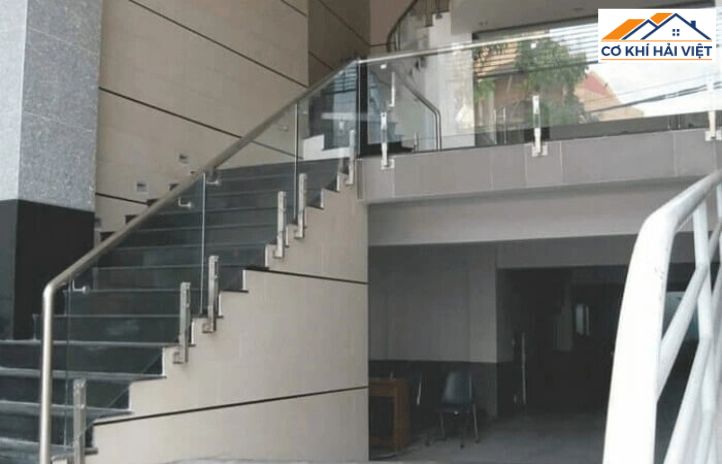 Thiết kế lan can cầu thang sắt kết hợp kính cường lực giúp không gian thoáng đãng