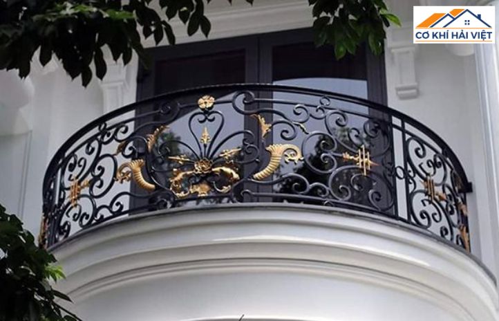 Lan can ban công sắt nghệ thuật với hoa văn uốn lượn phức tạp cho biệt thự cổ điển