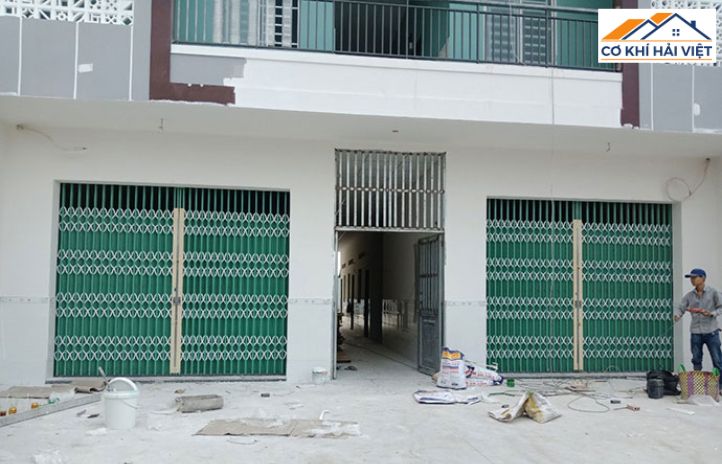 Dãy cửa sắt kéo Đài Loan được Cơ khí Hải Việt thi công cho khu nhà trọ, đảm bảo an ninh và đồng bộ