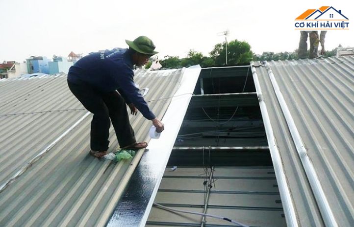 Hình ảnh thực tế thi công làm mái tôn chống nóng cho nhà cấp 4