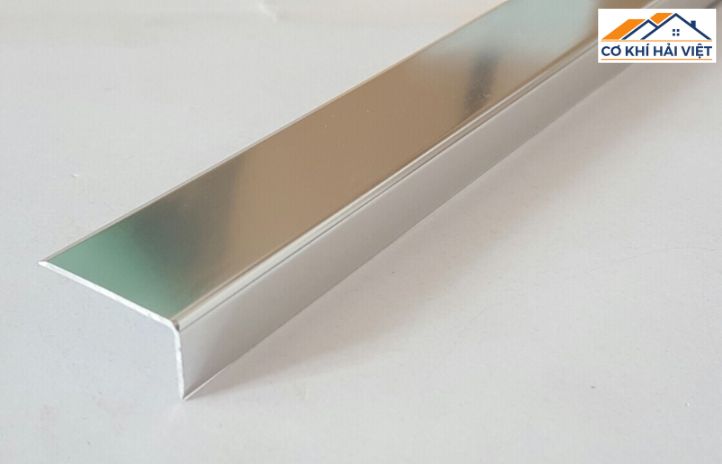 Hình ảnh một thanh nẹp cửa sắt chữ L bằng inox