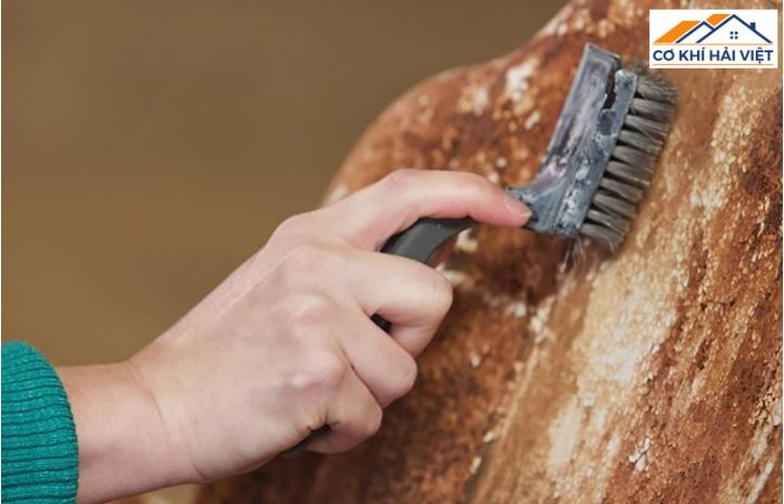 Công đoạn làm sạch bề mặt, loại bỏ rỉ sét trước khi sơn cửa sắt