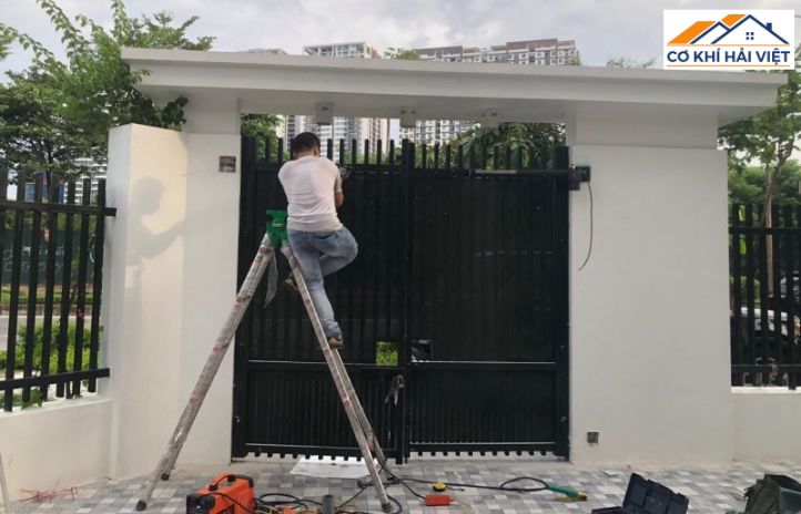 Thợ cơ khí của Hải Việt đang lắp đặt và cân chỉnh cửa sắt trượt quay