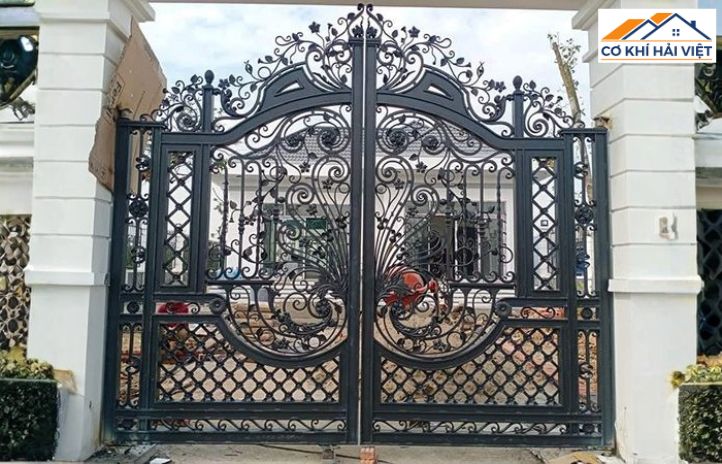 Cửa cổng sắt 2 cánh nghệ thuật với hoa văn tinh xảo