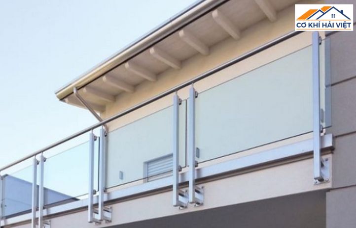 Thiết kế lan can ban công sắt kết hợp kính cường lực giúp không gian thoáng đãng