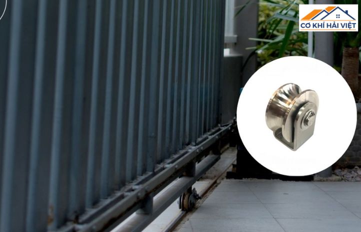 Cận cảnh ray trượt và bánh xe của cửa sắt trượt quay