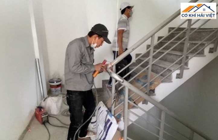 Đội ngũ Cơ Khí Hải Việt đang thi công, lắp đặt lan can cầu thang chuyên nghiệp cho khách hàng