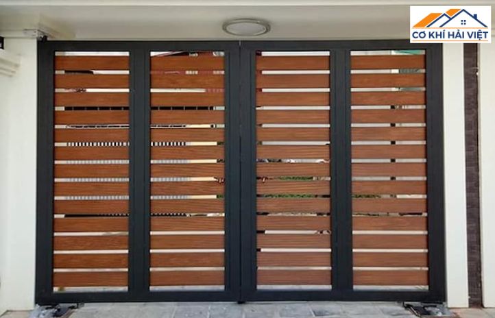 Sự giao thoa giữa kim loại và gỗ nhựa, mang đến vẻ đẹp vừa hiện đại, vừa ấm cúng cho bộ cổng sắt màu xám ghi