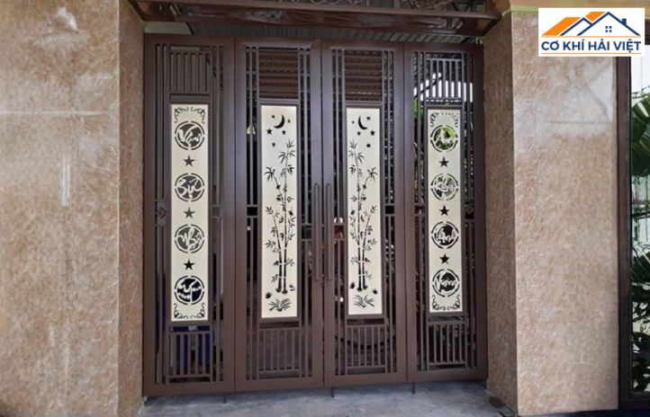 Mẫu cửa cổng sắt 4 cánh giá rẻ kết hợp pano tôn