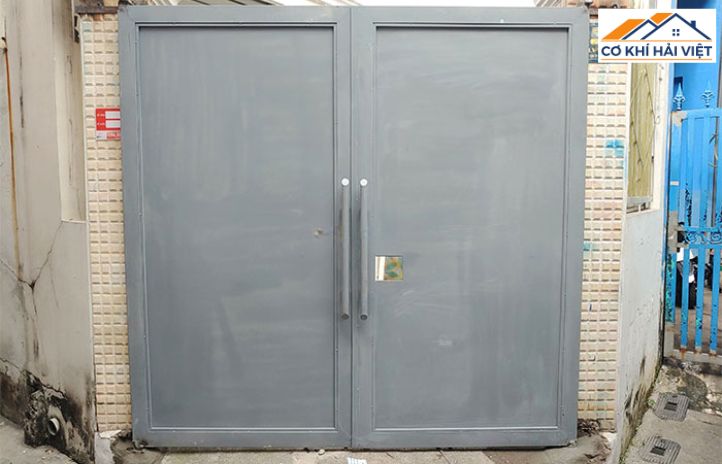 Mẫu cửa cổng sắt 2 cánh giá rẻ kết hợp pano tôn