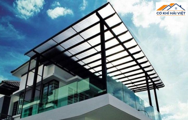 Mái tôn sân thượng kết hợp tấm lợp lấy sáng polycarbonate