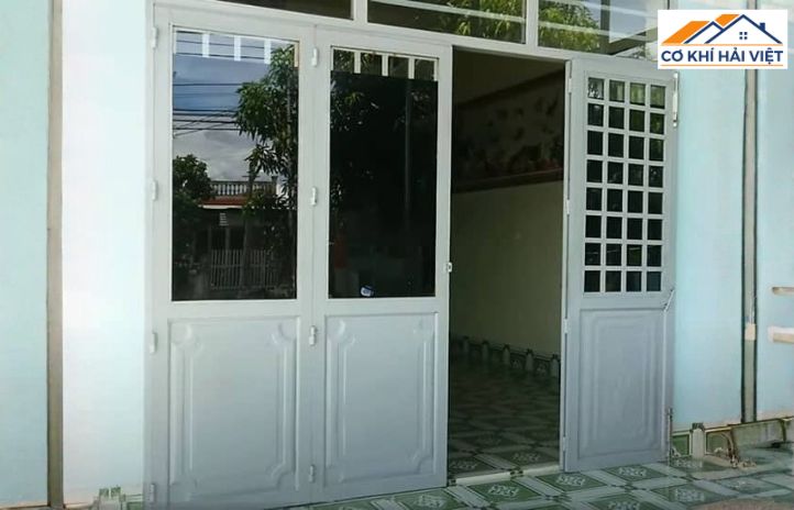 Mẫu cửa sắt trượt quay kết hợp pano tôn