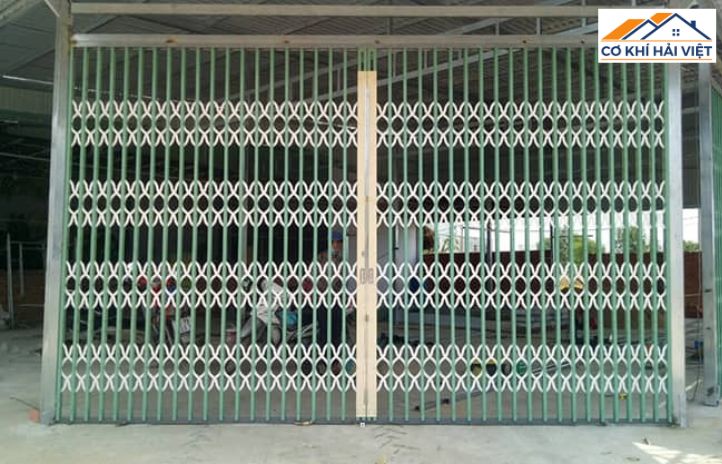 Cửa sắt kéo không lá được lắp đặt cho một gara ô tô, giúp không gian luôn thông thoáng