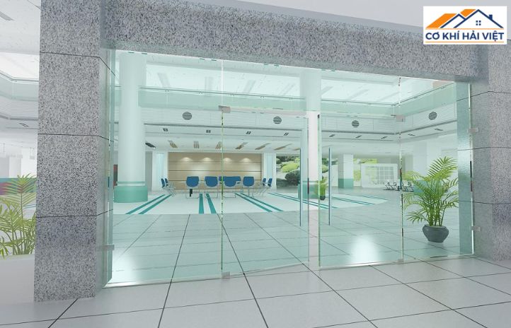 Cửa sắt kính hiện đại sử dụng bản lề âm sàn, không để lộ bất kỳ chi tiết cơ khí nào