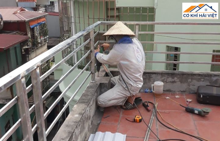Cận cảnh mối hàn chắc chắn trên một chiếc lan can sân thượng sắt do Cơ Khí Hải Việt sản xuất