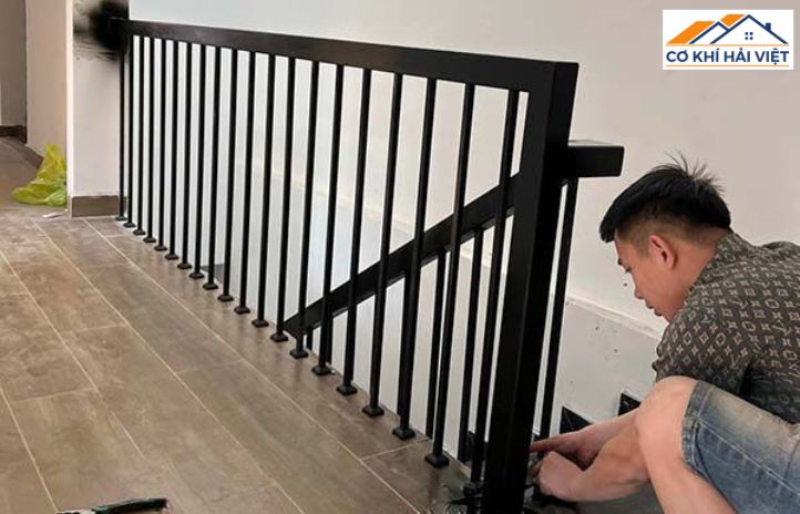 Cận cảnh mối hàn chắc chắn trên một chiếc lan can ban công sắt do Cơ Khí Hải Việt sản xuất