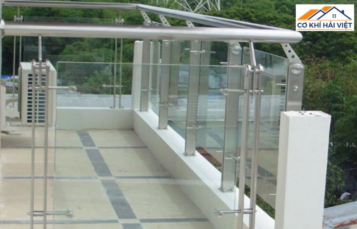 Thiết kế lan can sân thượng sắt kết hợp kính cường lực giúp không gian thoáng đãng