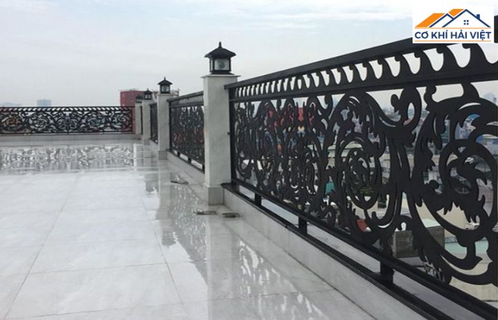 Lan can sắt sơn đen kết hợp tay vịn gỗ tự nhiên màu nâu ấm