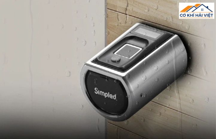 Mẫu khóa vân tay cửa sắt ngoài trời chống nước đang bị xịt nước vào nhưng vẫn hoạt động bình thường