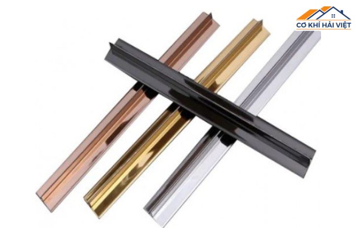 Một bộ sưu tập các mẫu nẹp cửa sắt với nhiều chất liệu khác nhau: inox, nhôm, thép sơn màu