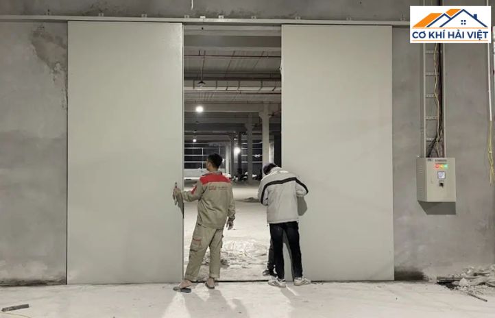 Từ nhà xưởng sản xuất đến khách sạn 5 sao, cửa sắt chống cháy là giải pháp an toàn không thể thiếu, bảo vệ con người và tài sản