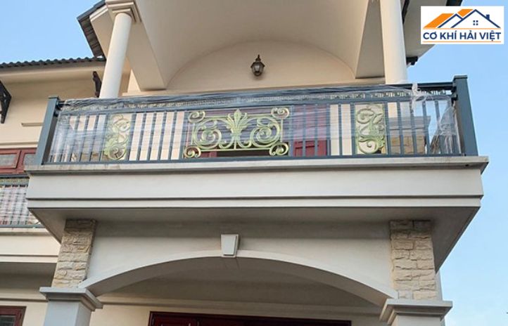 So sánh hai mẫu lan can ban công sắt, một kiểu hiện đại và một kiểu cổ điển