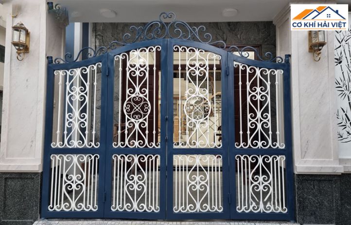Cửa cổng sắt 4 cánh nghệ thuật với hoa văn uốn lượn tinh xảo