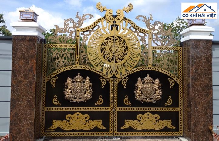 Cửa cổng sắt 2 cánh nghệ thuật màu đồng giả cổ do Cơ khí Hải Việt thi công