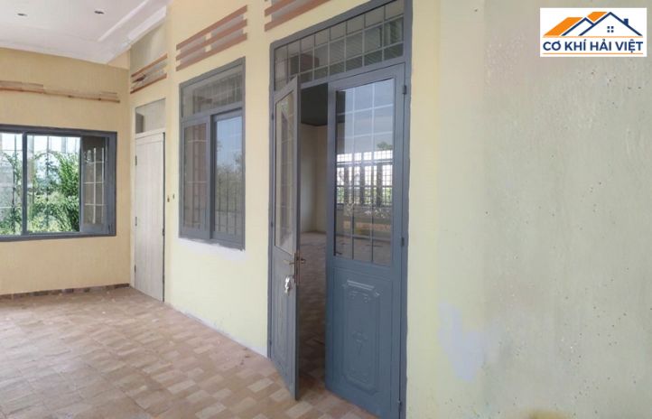 Vẻ đẹp của sự đơn giản và hiệu quả, mẫu cửa 2 cánh truyền thống không bao giờ lỗi mốt