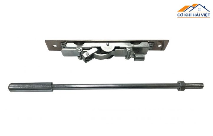 Cận cảnh một chiếc chốt cửa sắt âm 
