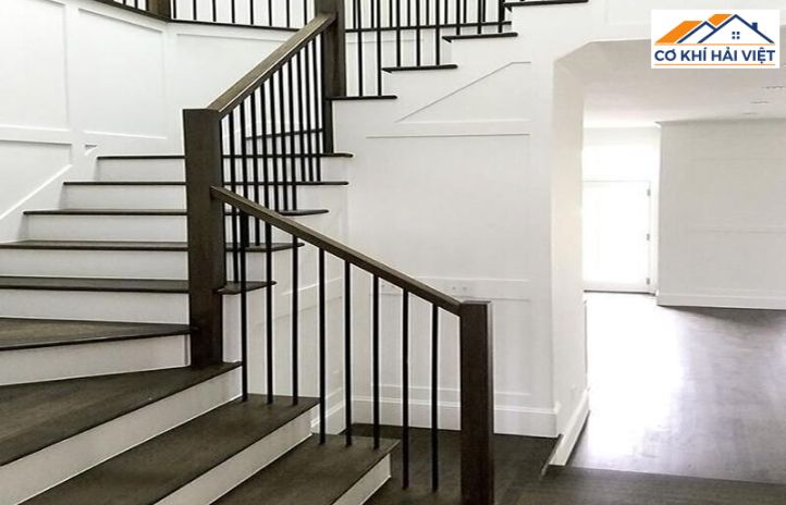 Mẫu lan can cầu thang sắt hộp đơn giản, hiện đại cho nhà phố, chung cư