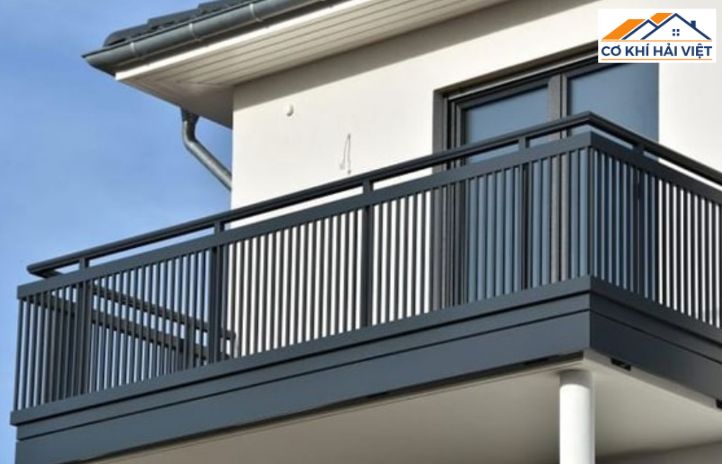 Mẫu lan can ban công sắt hộp đơn giản, hiện đại được sơn màu đen mờ