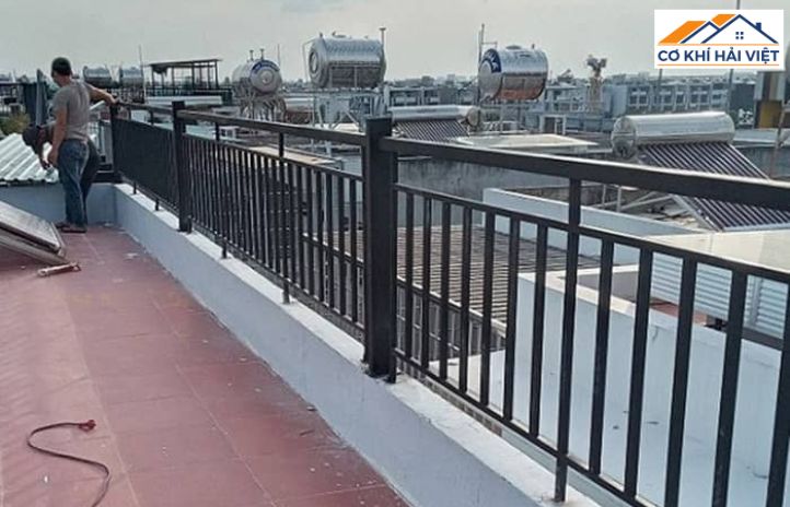 Mẫu lan can sân thượng sắt hộp đơn giản, sơn màu đen, phù hợp với nhà phố hiện đại