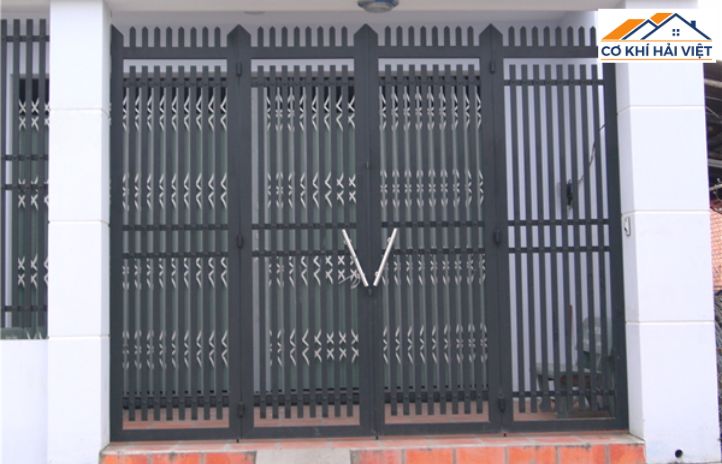 Cửa cổng sắt 4 cánh hộp hiện đại sơn tĩnh điện màu đen