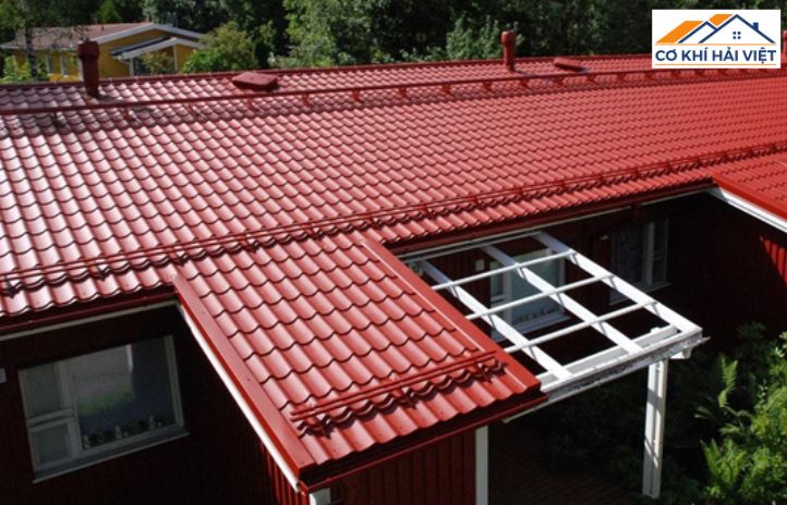 Mái nhà lợp bằng tôn sóng ngói chống nóng màu đỏ