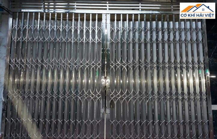 Mẫu cửa sắt kéo làm từ Inox 304 sáng bóng, cao cấp