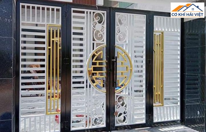 Lắp đặt cửa cổng sắt 4 cánh nghệ thuật cho biệt thự tại Ninh Bình