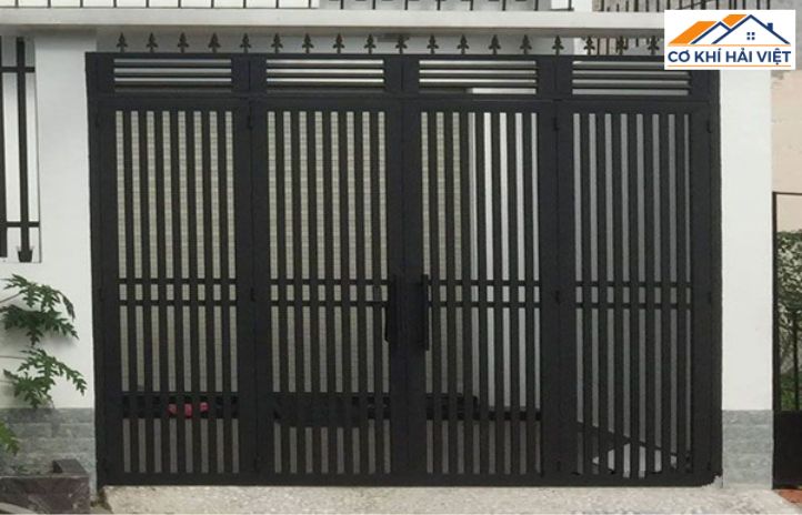 Cửa lùa sắt làm từ sắt hộp sơn tĩnh điện màu đen