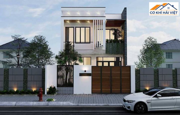 Sự hài hòa tinh tế khi cửa sắt màu xám ghi kết hợp cùng tường trắng và các chi tiết gỗ, tạo nên một tổng thể kiến trúc sang trọng